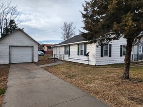 Building Photo - 2 Bedroom with Garage
