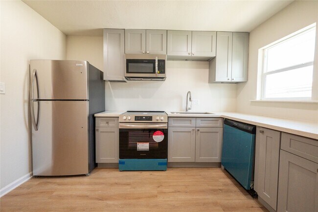 Building Photo - 912 Church St