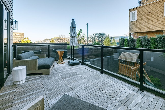 Building Photo - 463 Duncan St