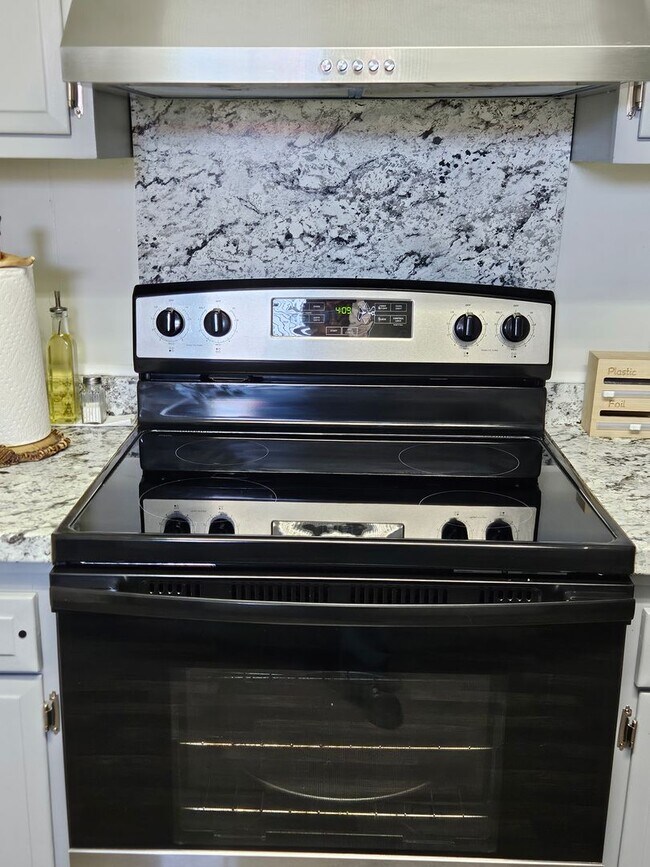 Building Photo - 3 BEDROOM