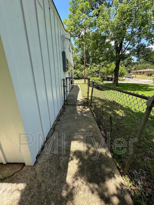 Building Photo - 2007 Bradshaw Dr