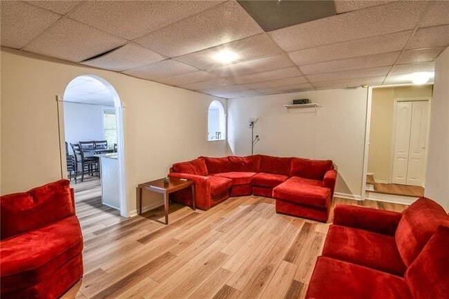 Building Photo - 1865 Oak Tree Hollow