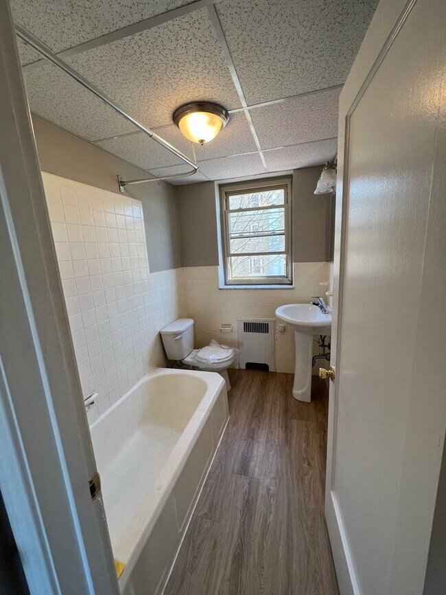 Building Photo - Modernized 1 br, heat included