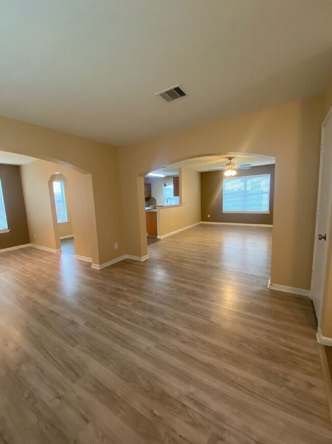 Building Photo - Spacious 4Bed, 2.5 Bath plus Bonus Room, 2-story home in the desirable Remington Grove community!