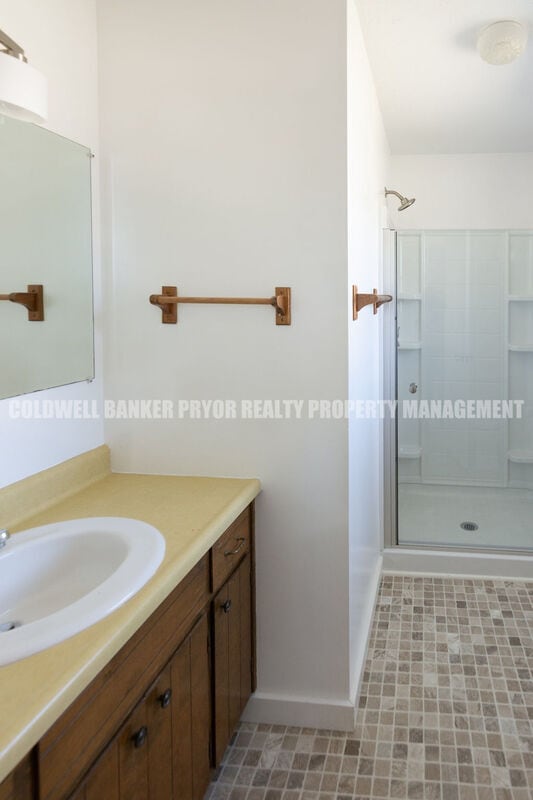Building Photo - 598 Highland Dr