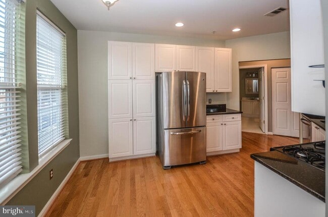 Building Photo - 4950 Brenman Park Dr