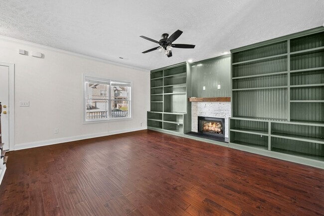 Building Photo - Pet Friendly Three Bedroom with Bonus!