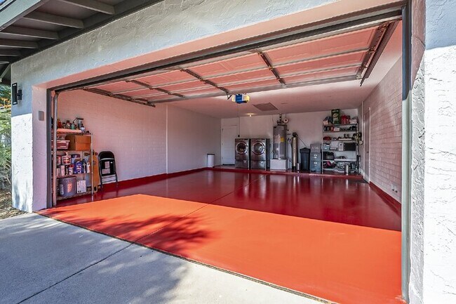 Building Photo - 10610 N 35th St