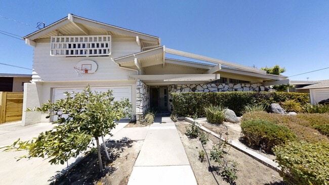 Building Photo - POOL house! BIG rooms! 8 Bedrooms (Lease o...