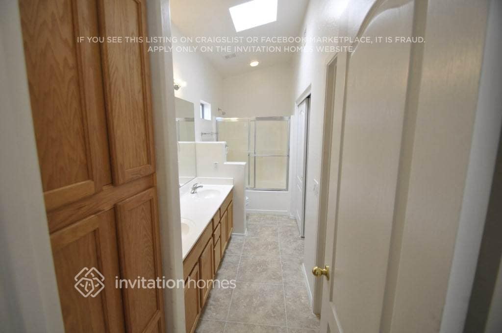 Building Photo - 10541 W Almeria Rd