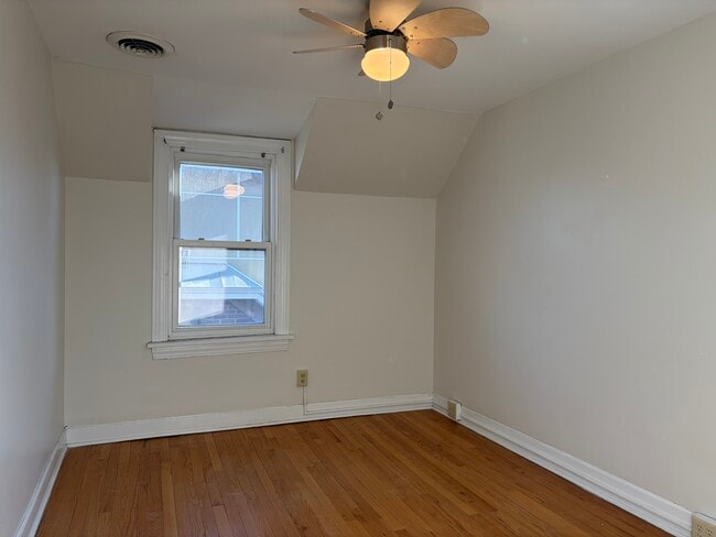 Building Photo - 934 W Shore Dr