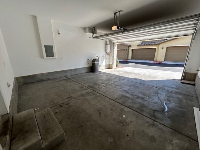 Building Photo - 3 bedroom townhome in Henderston gated community