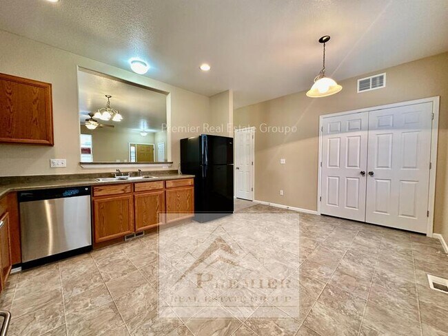 Building Photo - 7938 Sandy Springs Point