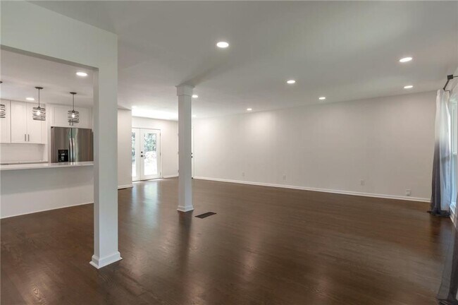 Building Photo - 3480 Tanbark Ct NE