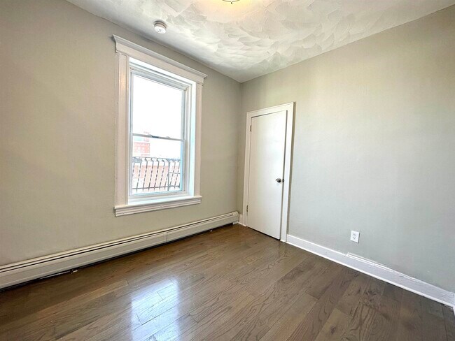 Building Photo - 93 Grant Ave