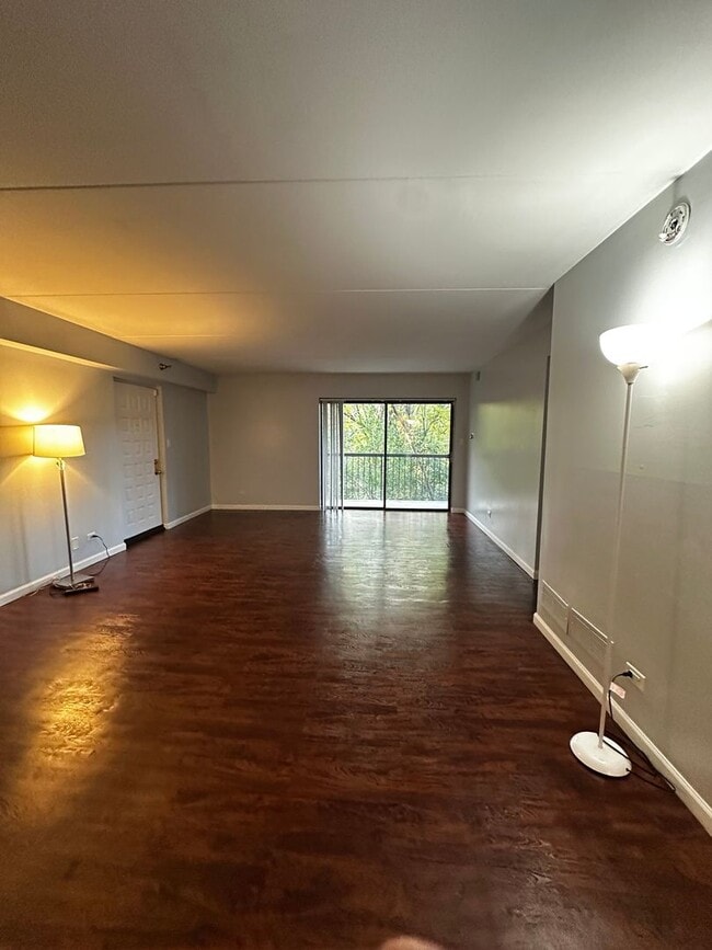 Building Photo - 6020 Lake Bluff Dr