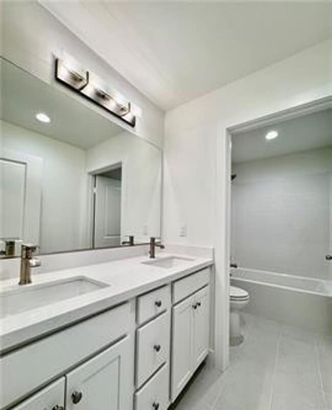 Building Photo - Stunning and Spacious 6BR 5BA Home w/ Solar Panels + Quartz Counter + Fenced Yard + 2 Car Garage ...