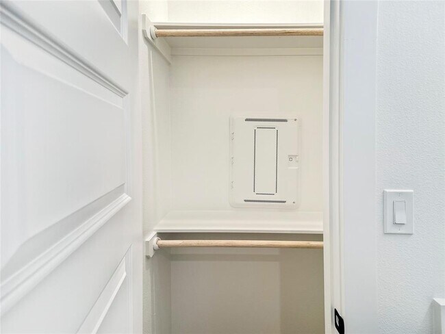 Building Photo - 6107 Begonia Cir