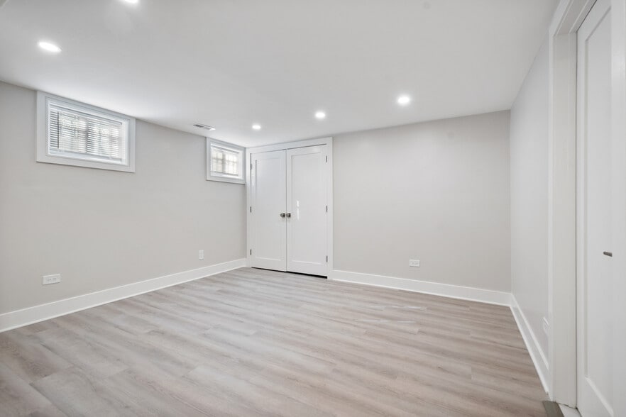 Building Photo - 2600 W Morse Ave