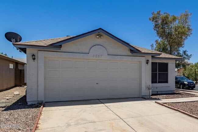 Building Photo - 8827 W Amelia Ave