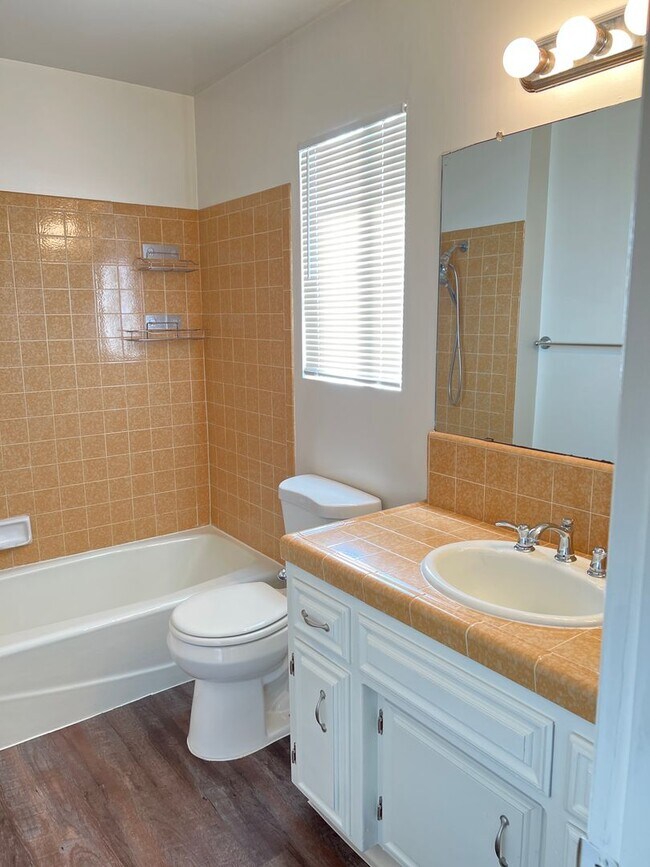 Building Photo - SOUTHWEST BAKERSFIELD MOVE-IN-SPECIAL 1/2 ...