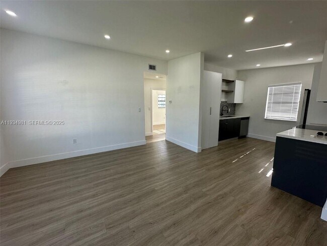 Building Photo - 3701 SW 40th St