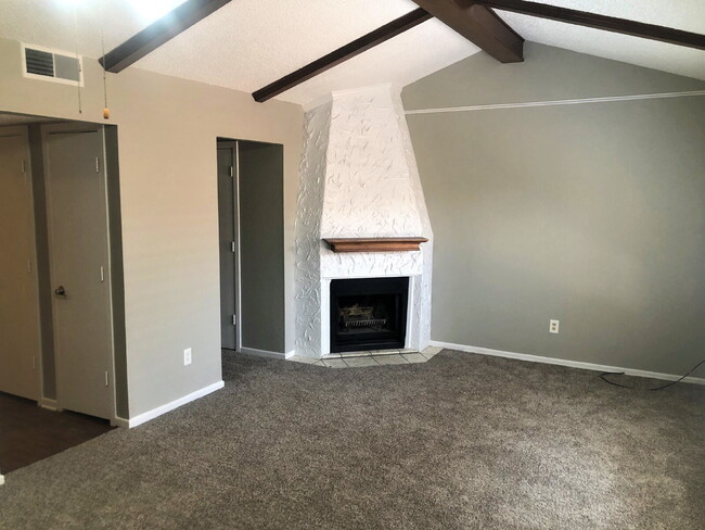 Building Photo - Captivating Townhome Ready for Summer 2025...