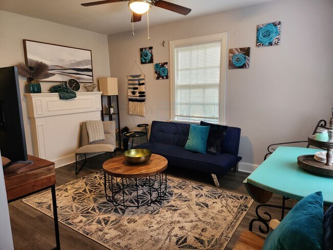 Building Photo - Cozy Apartment located near UAMS!