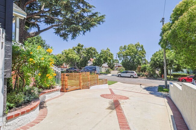 Building Photo - Chic Fully Renovated Luxury Home in the Burbank Hills!