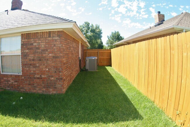 Building Photo - 4 Bed Home, 3 Car Garage! Zia School Distr...