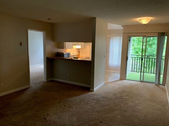 Building Photo - Spacious 1 Bedroom Parkway Pointe Condo!