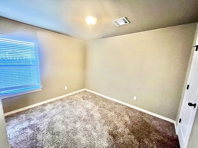 Building Photo - For Rent: 4 Bed | 2 Bath | Spacious Yard |...