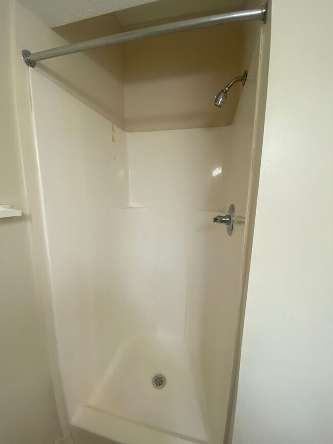 Building Photo - Cozy & Economical Unit in The Cove w/Water...
