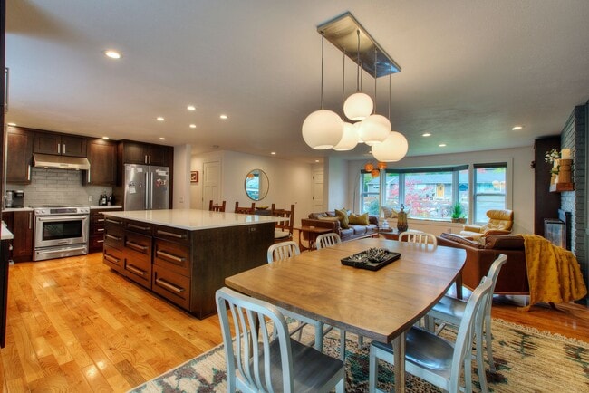 Building Photo - 4bd/2ba Edmonds Home
