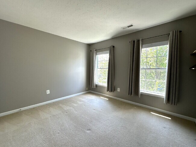 Building Photo - Gorgeous 6-Bedroom 3.5-Bath Colonial in Ma...