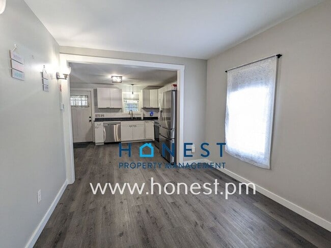 Building Photo - 162 College Ave