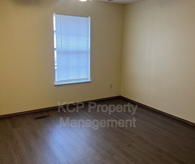 Building Photo - 3210 Phoenix Ave