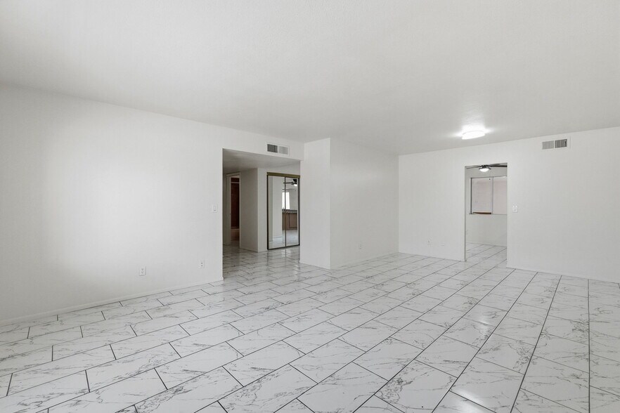 Building Photo - 4731 W Paradise Ln