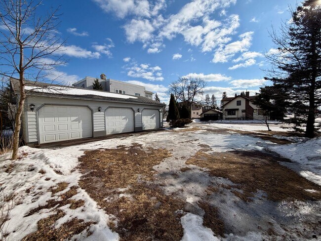 Building Photo - 2 Bedroom w/ Garage Option - AVAILABLE APRIL 24TH!