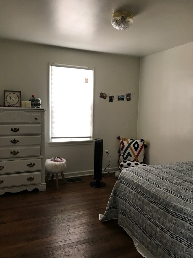 Building Photo - PRICED REDUCED 3 Bedroom House AVAILABLE A...