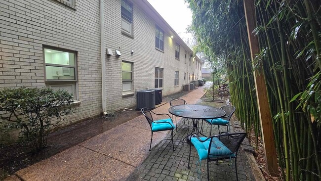 Building Photo - 284 C St