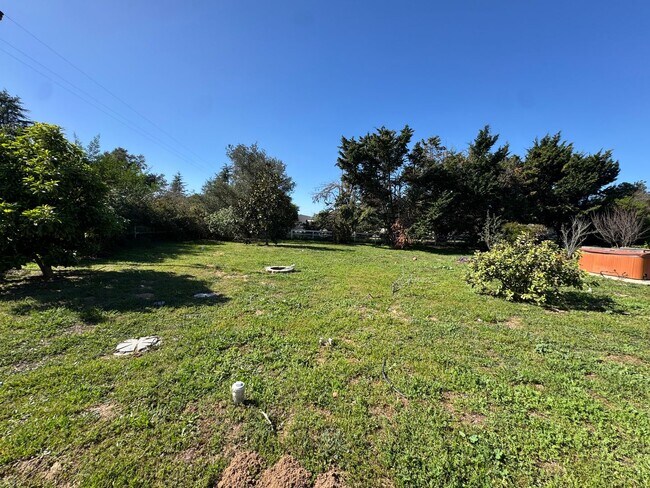 Building Photo - 3-Bedroom Home on Spacious Property in a Great Nipomo Location