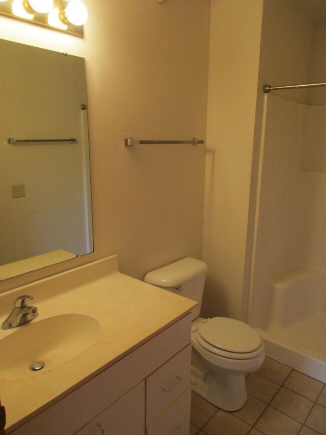 Building Photo - 3 Bedroom, 2 Bath