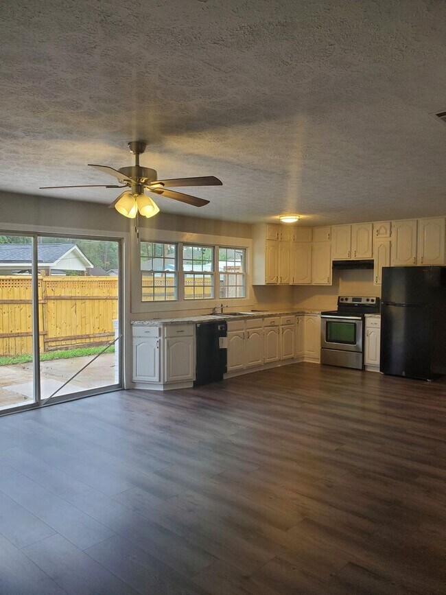 Building Photo - Spacious 4 bedroom in Berkshire West!
