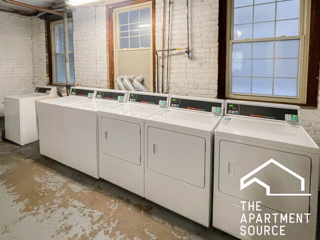 Building Photo - 1608 W Sunnyside Ave