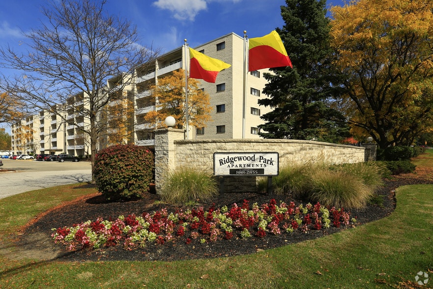 Ridgewood Park Apartments 10100 W Ridgewood Dr Parma Heights OH 44130