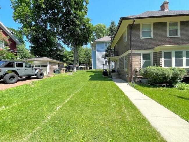 Building Photo - 128 Lathrop St