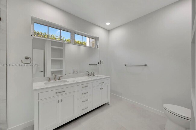 Building Photo - 6841 SW 71st Ave