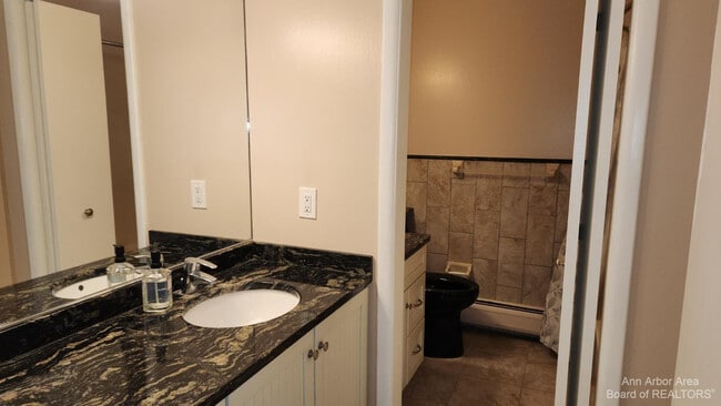 Building Photo - 1217 Island Dr