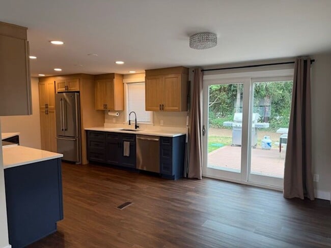 Building Photo - 3 Bedroom 2 bathroom House! Move in Special!